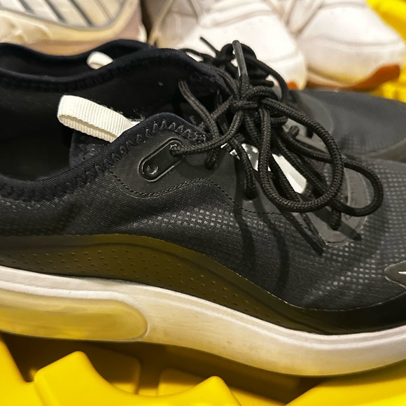 Women’s Nike Black and White Sneakers - Picture 5 of 6